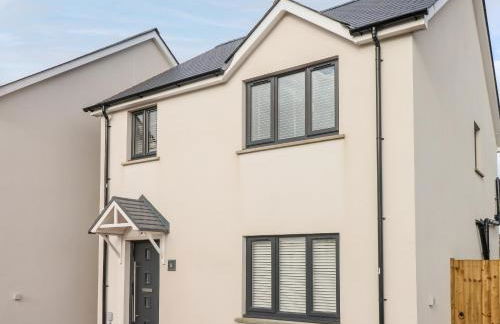 LunaRoxx, 6 Meadow Gardens, Kilgetty - Photo 2