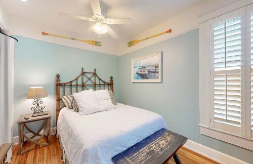 Charleston-style cottage w/ lovely decks, steps to the beach & pools - Foto 14