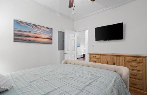 Steps from the Sand and Town Green - 2BR Coastal Retreat - Foto 19