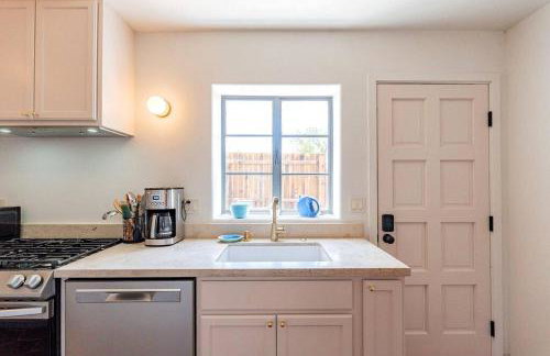 Cute & Cozy 2BR 1BA Adobe w Firepit Near UA & UMC - Foto 10