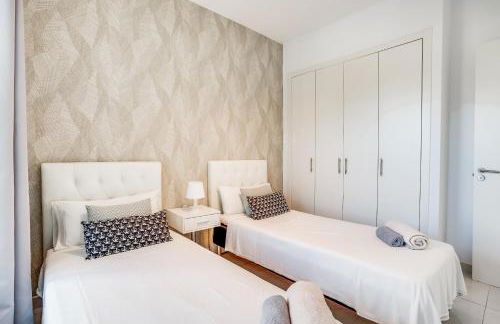 Bel Air Estepona - Modern 2BR Apartment With Terrace, Pool and Close To The Beach - Photo 17