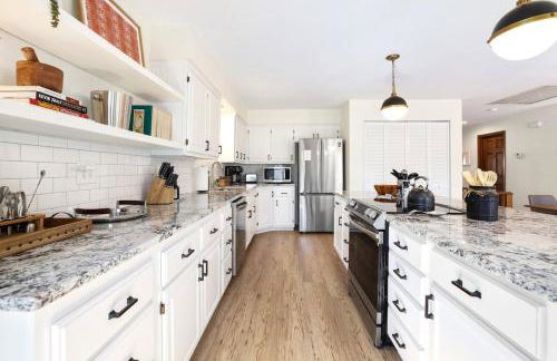 Lakeside Nest Dock on Lake Rayburn Sleeps 10 - Photo 15