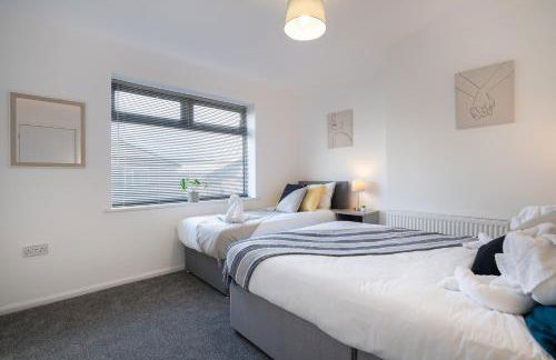 Modern - 2 Bed - Free Parking- by Holiday Homes - Foto 6