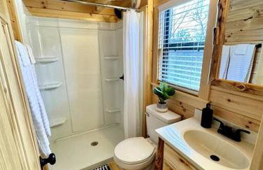 2 Bedroom Log Cabin on Lake James with Loft- Private Resort Amenities - Foto 10