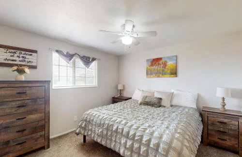 History, Hikes and Cozy Nights Parowan Gem with Deck! - Foto 9