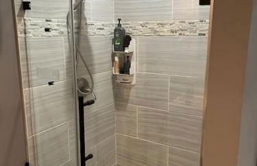 Stylish and Modern Large Bedroom - Foto 8