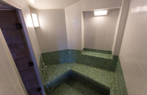 Tranquil Infinity Pool Getaway (private jacuzzi and steam bath, pool, garden, sea and city views) - Foto 6