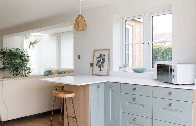 Mariners Stylish Beachside Getaway With Sea Views - Photo 19