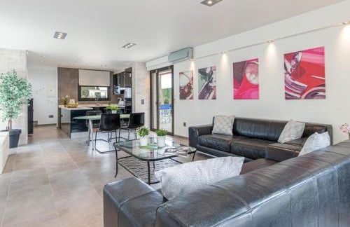 Casa moderna con piscina, Wi-Fi, AA, barbacoa y parking en Sant Pere Pescador - ES-89-73 - Foto 2