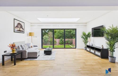 Modern 4BR House, Spacious, Garden, Free Parking - Foto 1