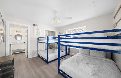 Oceanfront home with pool, large decks, fire pit and private walkover to the beach - Foto 24