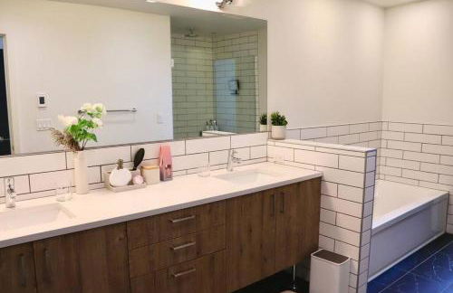 Entire Stunning Townhouse 3br/2.5ba w Parking - Foto 3