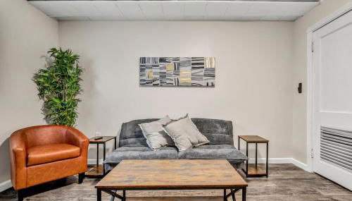 NEW Renovated Near CLE - King Bed, Metropark & Firepit - Foto 5