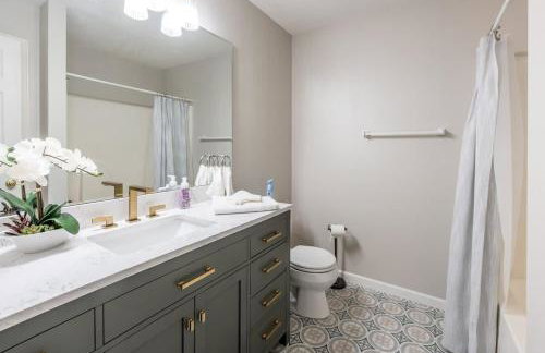 Immerse in Luxury Grand 5BR Lakefront Haven Views - Foto 22