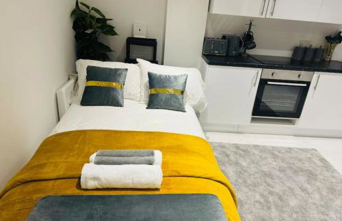 Perfect 1 Bed Apartment Sleeps 5 1 Kingsize bed 1 double Sofabed & Foldable Single bed Free Parking Wifi good transport network shopping Holiday Makers Families Contractors in North London - Photo 34