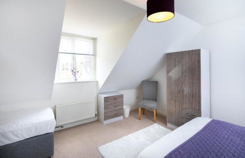 Modern and Spacious Home From Home 1 mile from M1 - with Netflix, Prime Video, PS5, free parking, superfast WiFi, BBQ - Sleeps 11 - By Brightleap Apartments - Foto 33