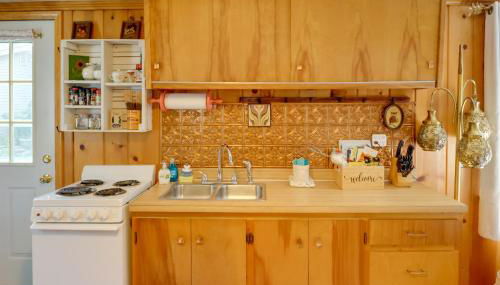 Walk to Beach Access! Chic Port Austin Studio - Foto 4