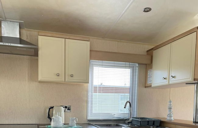 Remarkable 2-bed Villa Caravan in Driffield - Photo 6