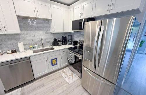 The LuxeLanding MIA- Swimming pool, Oasis Lounge, Mini Golf, BBQ and Hibachi Grill , and Outdoor Games - Photo 41