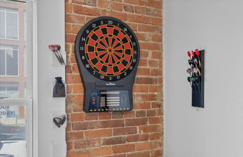 Steps away from Mass Ave Restaurants and Big Patio - Foto 8