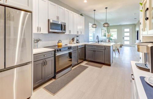 Chic & Spacious 4 Bedroom 3 Full Bathrooms Retreat in West Tampa and Pvt Backyard - Foto 18