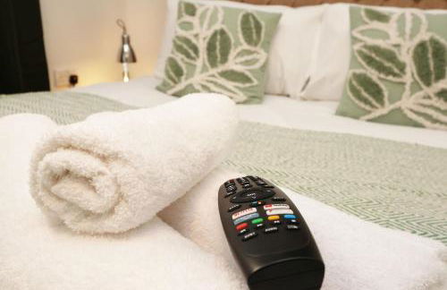 Modern 3 Bed - M4 ACCESS - Wi-Fi - Photo 35