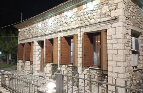 Αρχωντικα στην Τρiχονιδα - Foto 1