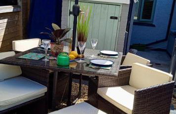 Cosy 2-Bed Home by Pink Flamingo Holdings, Perfect for Business & Groups - Photo 5