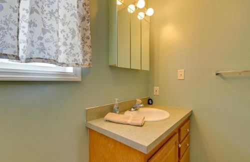 Waterfront Lake George Retreat with Shared Dock - Foto 16