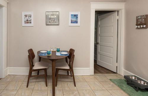 Downtown 3BR Gem - Hot Tub - Covered Parking - Fenced Yard - Foto 12