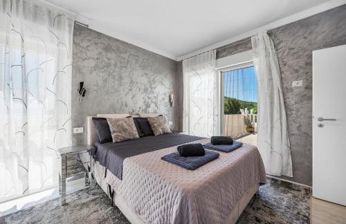 Villa VERONICA with CINEMA PROJECTOR by the HEATED POOL and JACUZZI - Foto 37