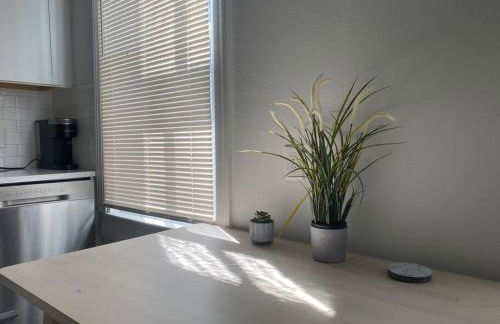 Chic Bungalow Apartment steps from Armature Works & Downtown Riverwalk - Foto 9