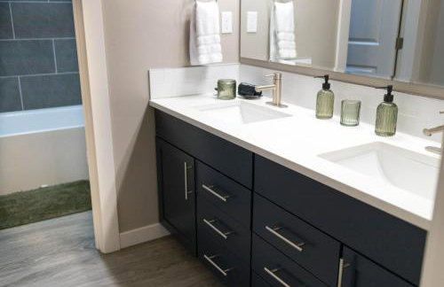 North End blue -Hot Tub - Fire Pit - Downtown -4BR - Photo 54