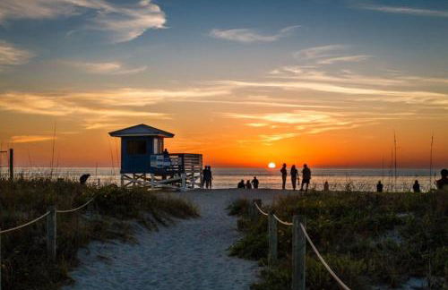 Spacious Upadated 2 King Beds Pets Welcome With Large Private and Fenced Yard Minutes to Beaches - Foto 25