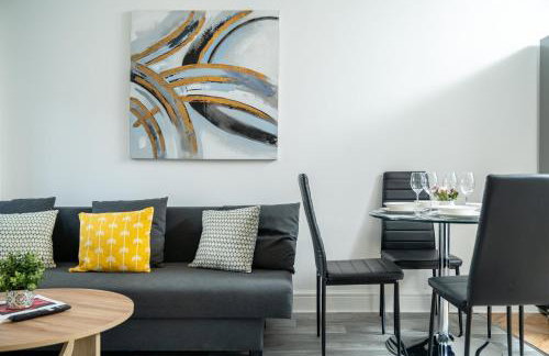 COZY 3 Bed House With Garden & Parking in Rochester, Kent Mins to Train Station, WiFi - Foto 16