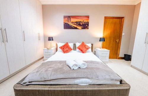 4BR 2Bath Home -Hot Tub, Free Parking & Games Room - Foto 16