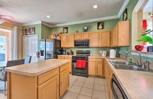 Spacious Family Home with Spa in Davenport! - Photo 11