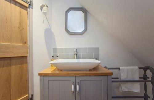 STABLES Stylish comfortable peaceful cottage with parking and outdoor space - Photo 29