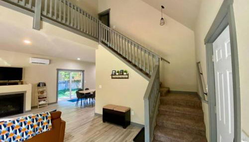 NEW Modern Cabin! 5mi to Mt Rainier National Park! Hot Tub & Wifi - Foto 2