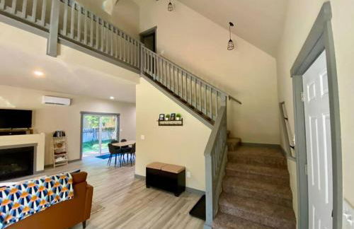 NEW Modern Cabin! 5mi to Mt Rainier National Park! Hot Tub & Wifi - Foto 2