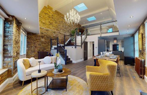 Stylish Penthouse with City Views and Aircon - Pass the Keys - Photo 2