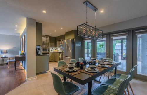 Serene POOL & Firepit in Stunning Home By Airport - Foto 5