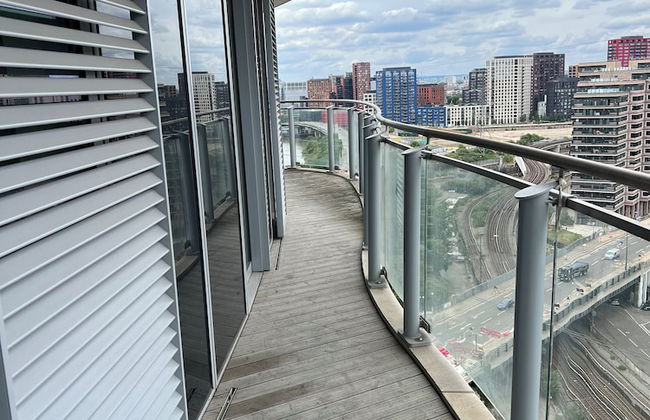 Delightfully Spacious Bright 2bedroom - Photo 18