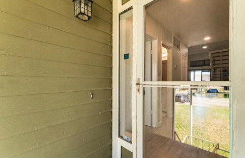Steps to Lake Conroe! Condo with Balcony and Views - Foto 25