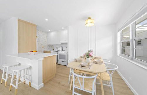 M Lake Worth Beach - Modern Villas Near West Palm Beach, Chic Retro Vibes, King Bed, Cozy Backyard, BBQ, Workspace, High-Speed Internet, Free Parking, 5 Minutes to Downtown & Beach - Foto 4