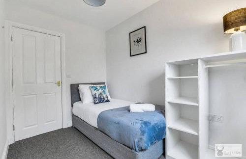Modern 4-Bedroom Gem Family & Business Friendly - Foto 16