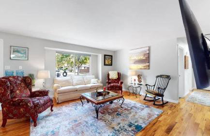 Charming four bedroom home with large yard and plenty of room for family - Foto 12