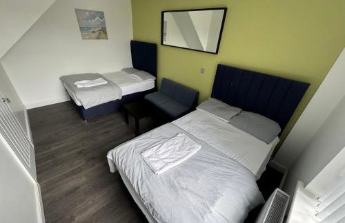 Luxury 3-Bed House-Jaquzzi Bath-Private Parking- suitable for contractors - Foto 5