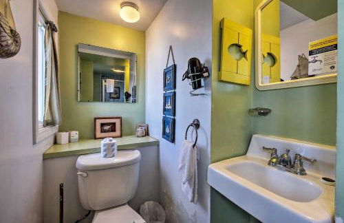 Tropical Island Escape with Deck, Walk to Avalon Bay - Foto 14