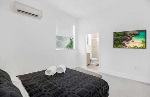 Up to 12 Guests! Modern villa near Wynwood - Photo 11